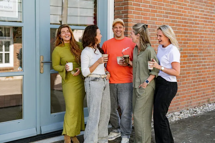 Het team van Milk&Sugar met koffie voor de studio