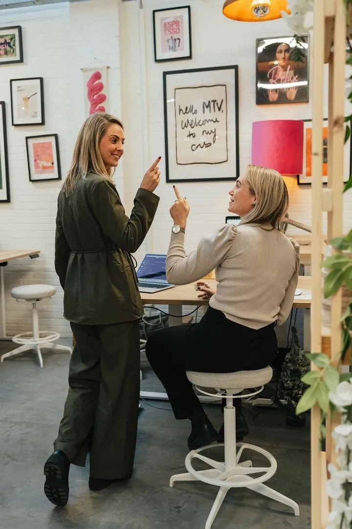 Twee makers van Milk&Sugar overleggen in de studio