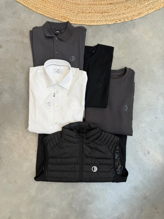 Bedrijfskleding-flatlay met wit overhemd, poloshirt en bodywarmer