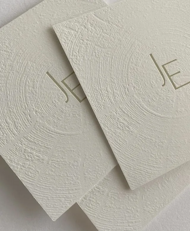 Drukwerk met blindpreeg op offwhite papier