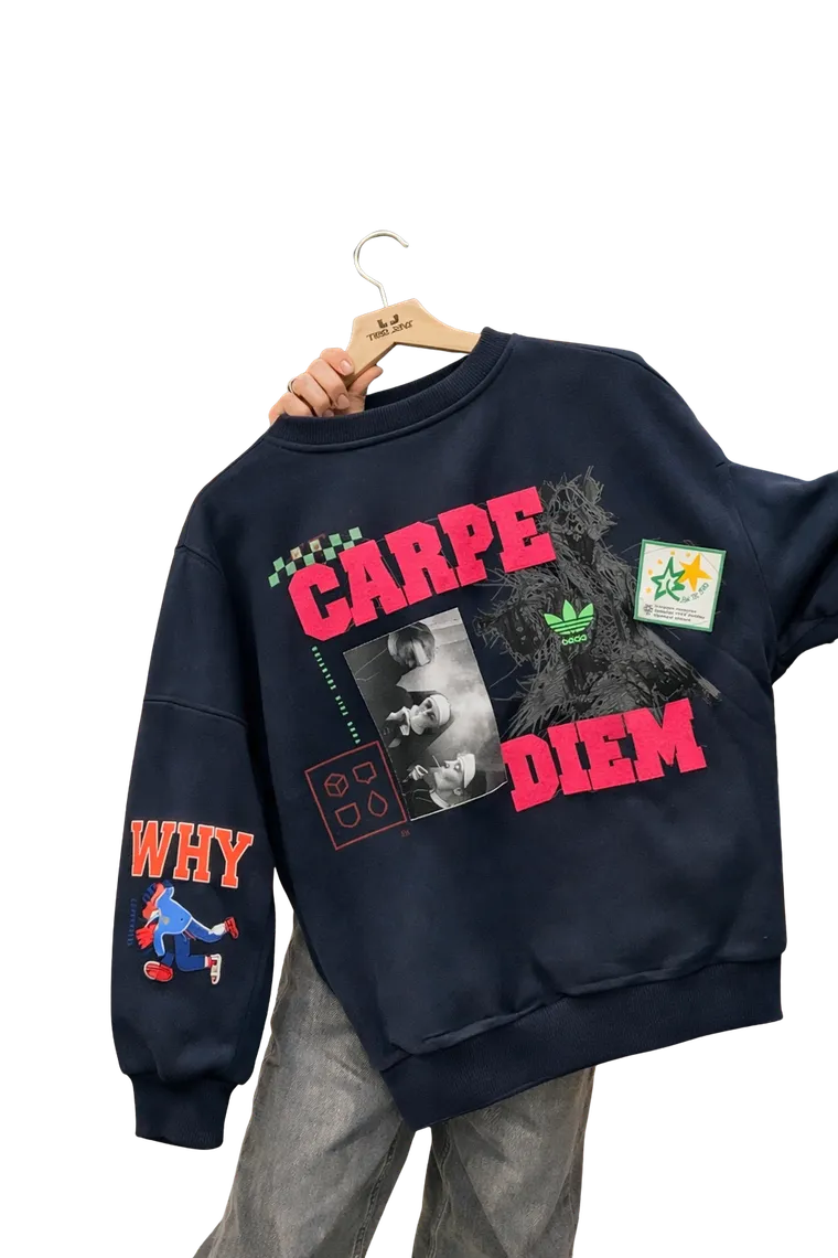 Op maat bedrukte sweater van jouwtrui.nl aan een houten hanger in de studio
