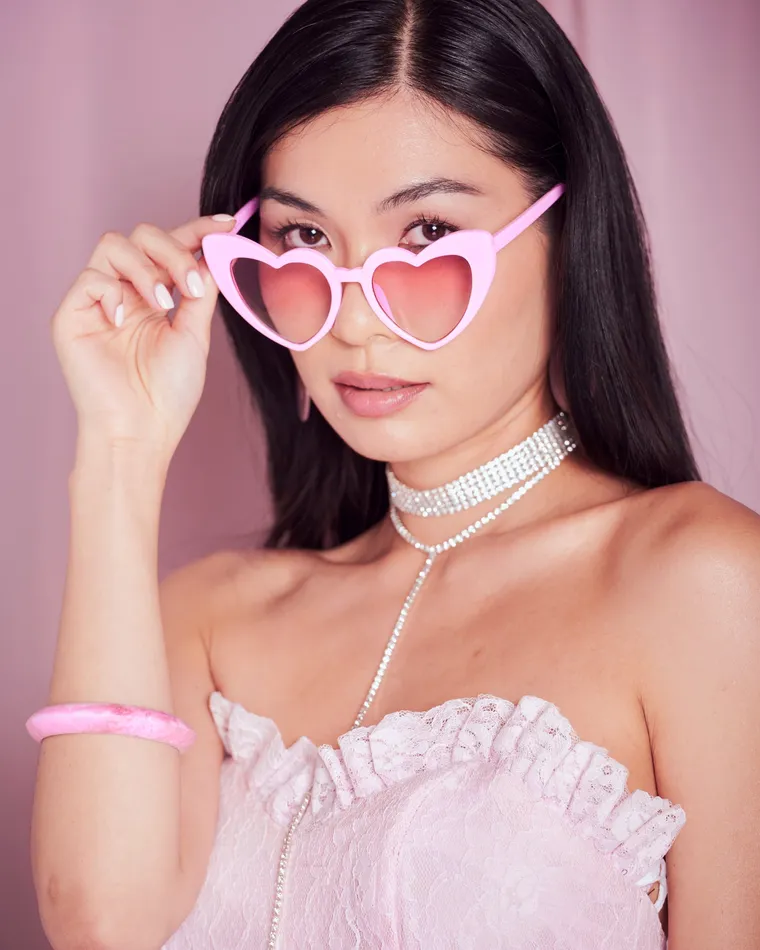 Modelfotografie met roze hartjesbril uit een socialmedia-campagne