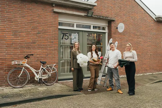 Het team van Milk&Sugar voor de studio aan de Koornbeursweg in Heerenveen