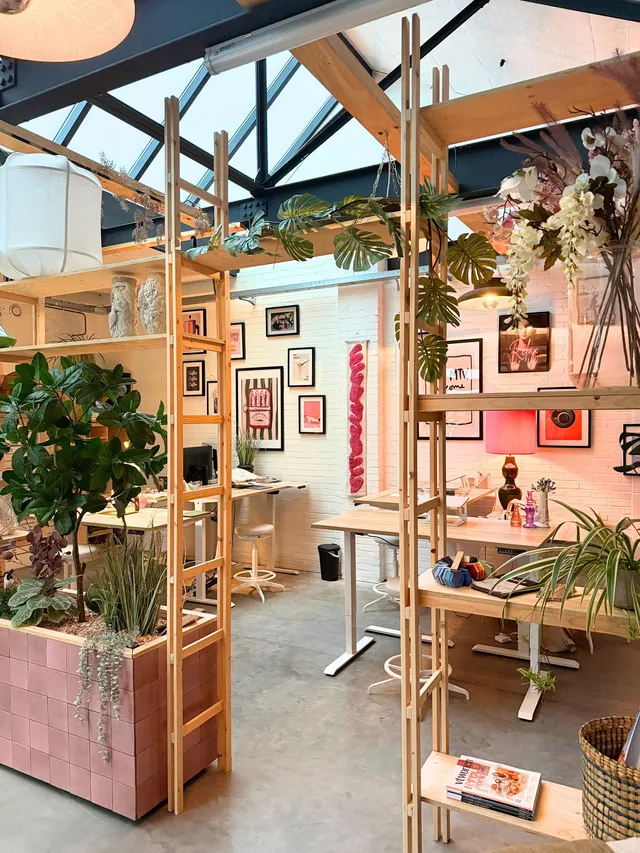 Studiostyling met roze kasten en planten in het pand van Milk&Sugar