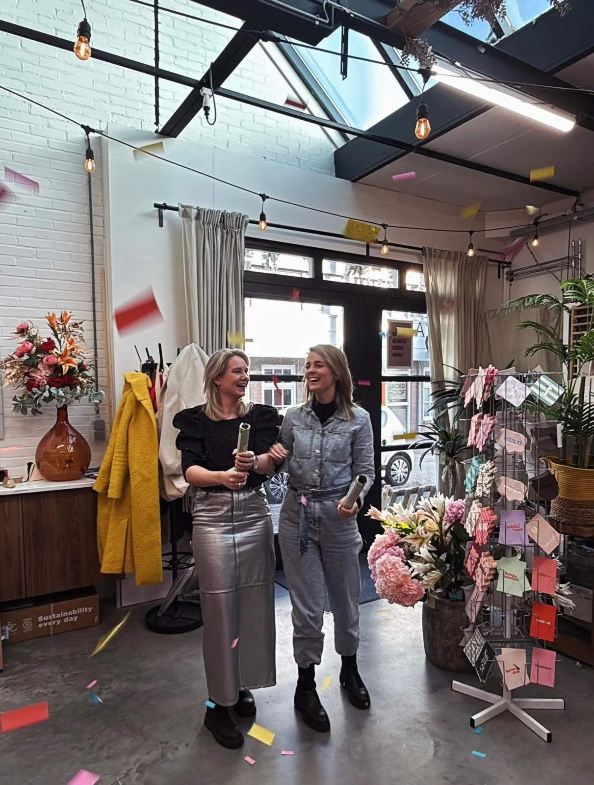Collega’s van Milk&Sugar tijdens een feestelijk moment met confetti in de studio