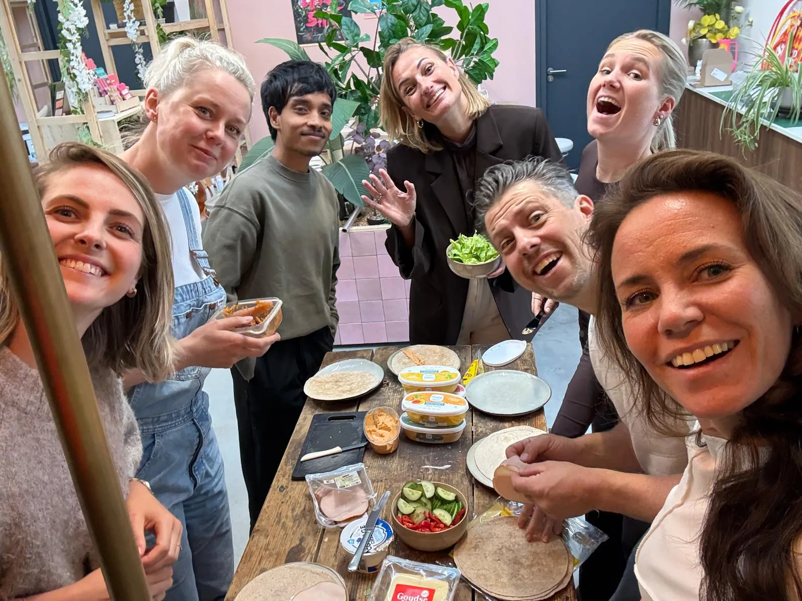 Team van Milk&Sugar tijdens een gezamenlijk lunchmoment in de studio
